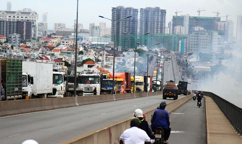 Vụ việc khiến hàng ngàn phương tiện ùn ứ nghiêm trọng kéo dài từ quận 7 sang quận 2, TP.HCM